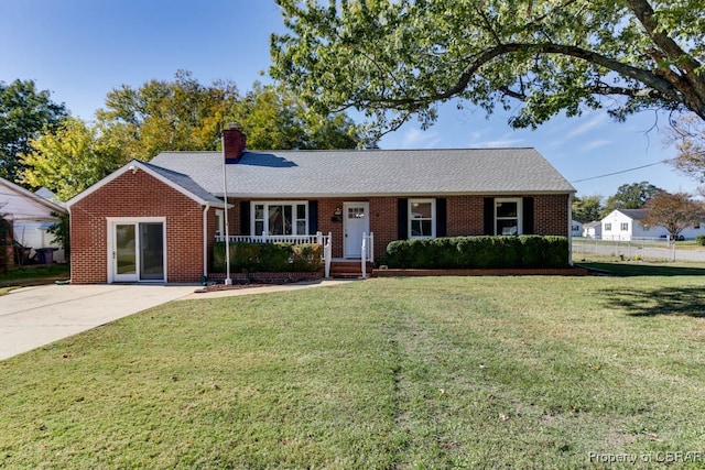 single story home featuring a front lawn