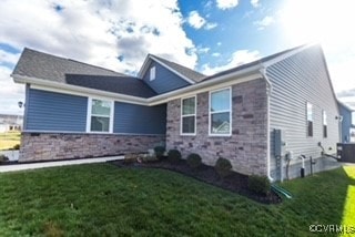 view of front of house with a front lawn