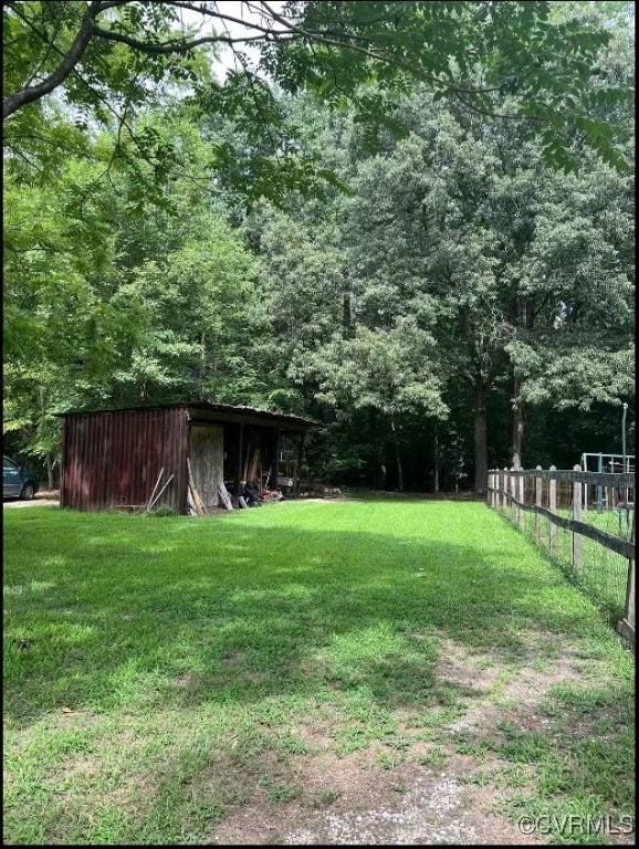 view of yard with an outdoor structure