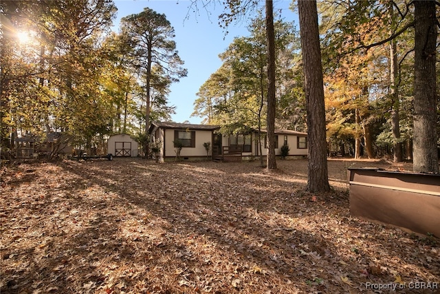 view of yard with a shed