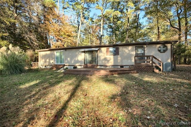 back of house featuring a yard