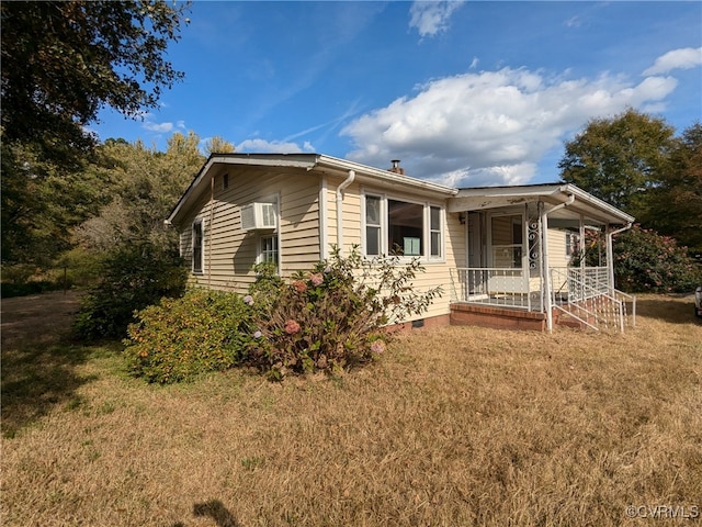 view of front of property featuring a porch and a front lawn