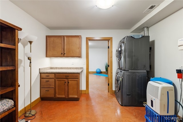 kitchen featuring stacked washing maching and dryer