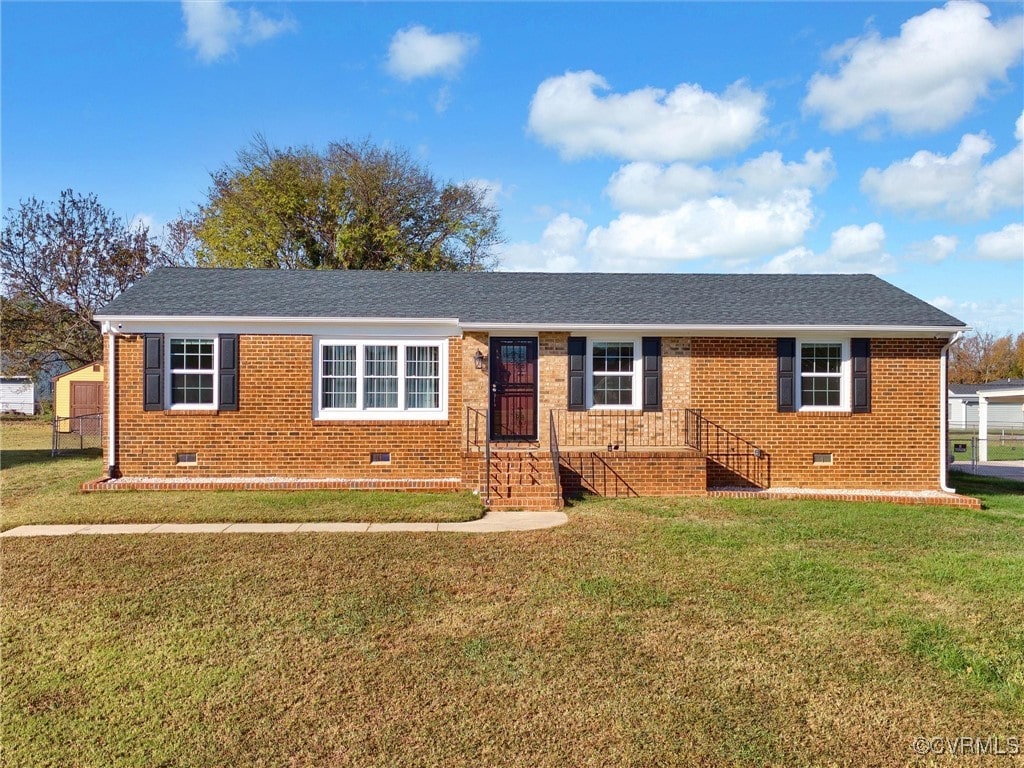 ranch-style home featuring a front lawn