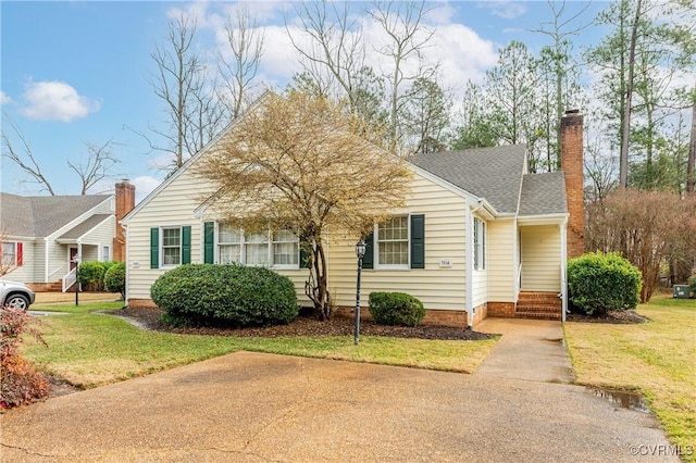 view of front of home featuring a front yard