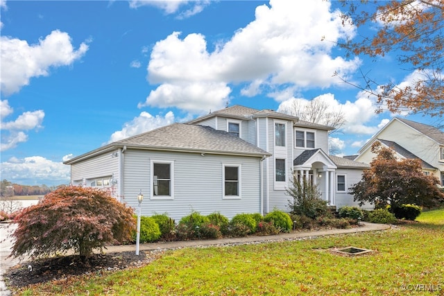 view of front of property featuring a front lawn