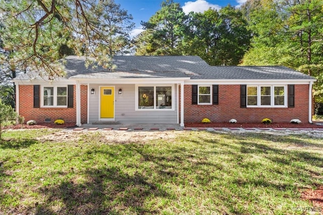 ranch-style home featuring a front lawn