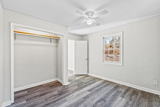 unfurnished bedroom featuring a closet, ceiling fan, baseboards, and wood finished floors