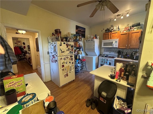 kitchen featuring decorative backsplash, dark hardwood / wood-style flooring, ceiling fan, and white appliances