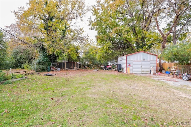 view of yard with an outdoor structure and a garage