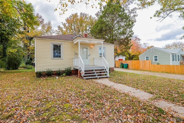 view of front facade with a front yard