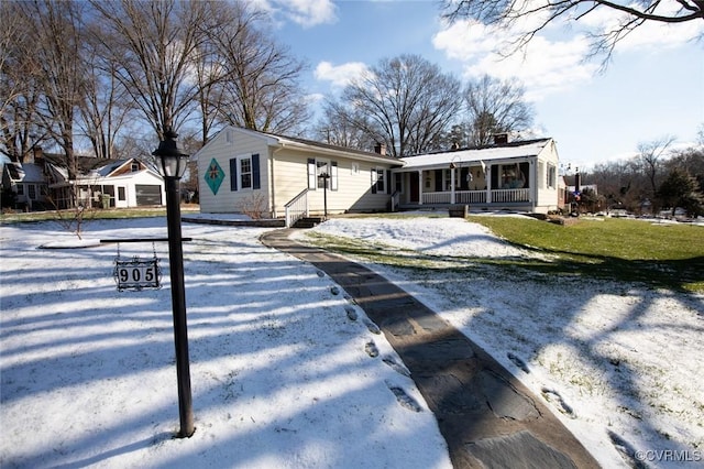 view of front of home featuring a front lawn