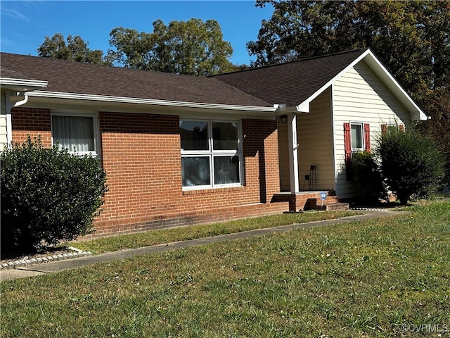 view of front of home featuring a front lawn