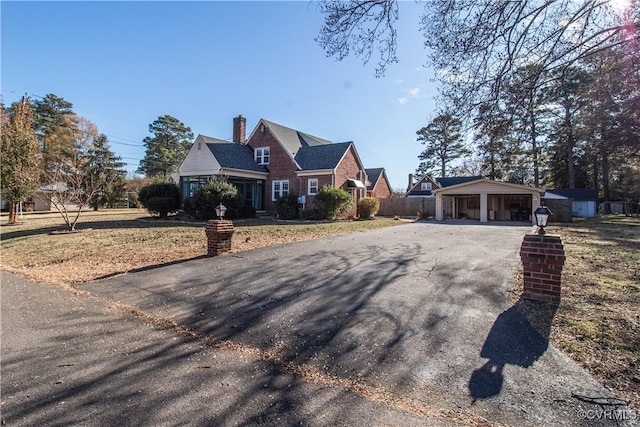 view of front of property featuring an outdoor structure and a front yard