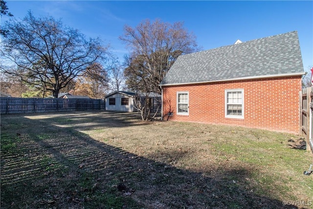 view of yard with an outbuilding