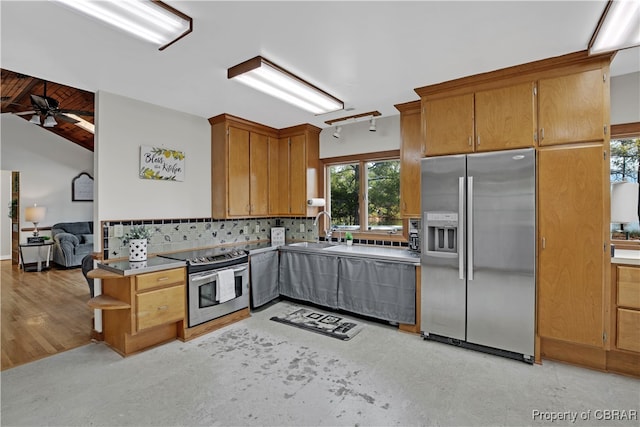 kitchen with ceiling fan, sink, stainless steel appliances, backsplash, and light hardwood / wood-style floors