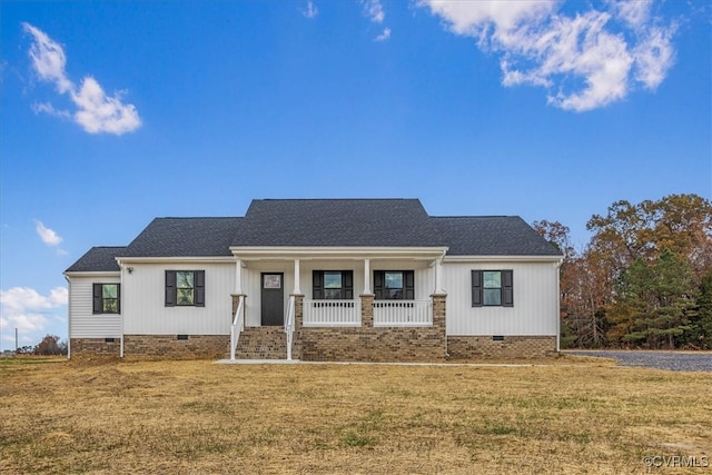 view of front of property featuring a front yard and covered porch