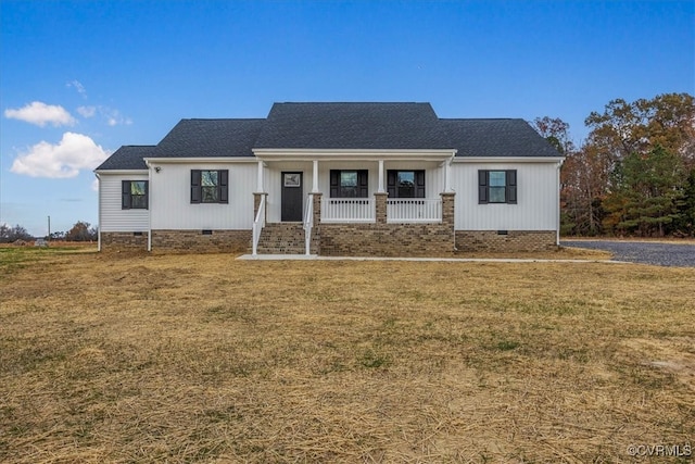 view of front of property featuring a front yard and covered porch