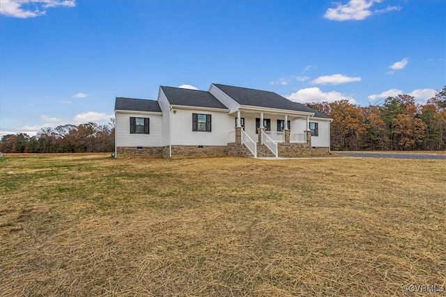 view of front of property featuring a porch and a front lawn