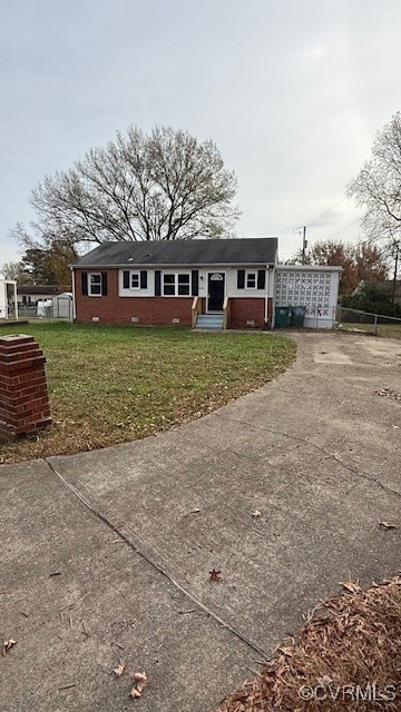 single story home with a front lawn