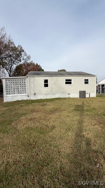 view of side of property featuring a lawn