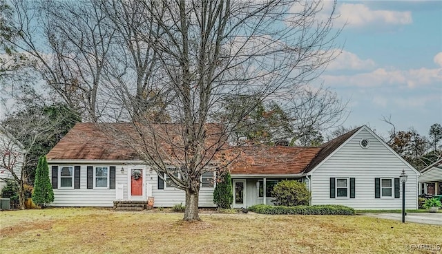 view of front of home featuring a front lawn