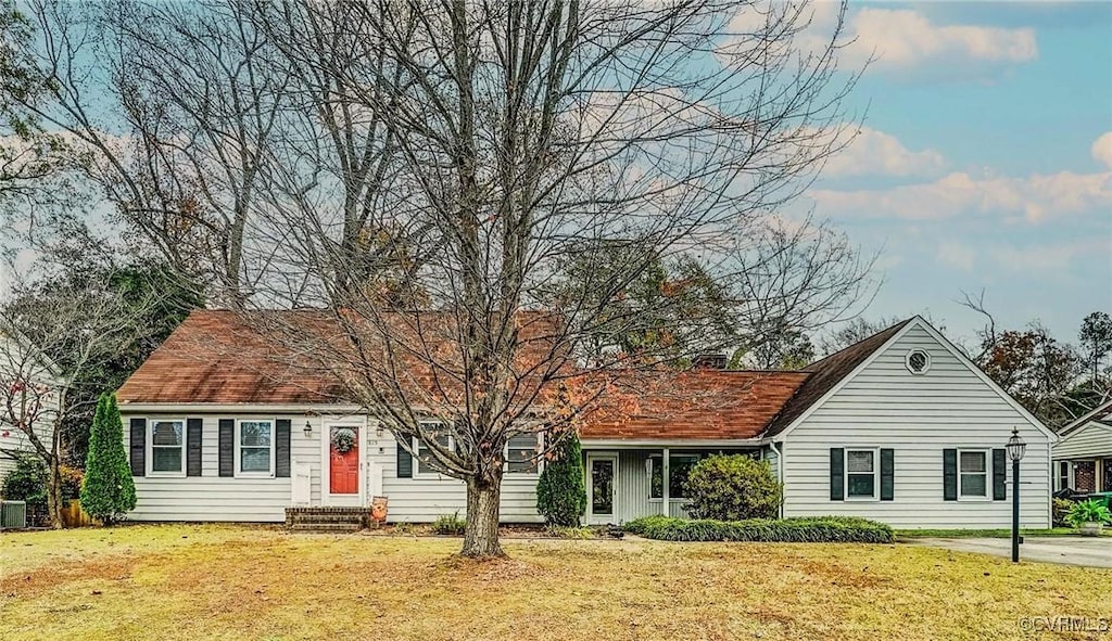 view of front facade featuring a front lawn