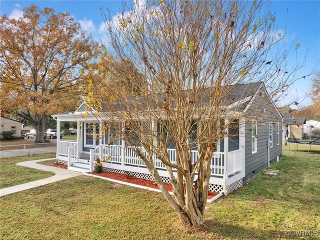 view of front of property featuring covered porch and a front lawn