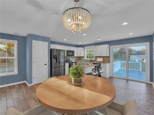 dining space featuring sink and a notable chandelier