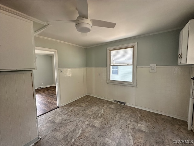 empty room featuring ceiling fan, crown molding, and light wood-type flooring