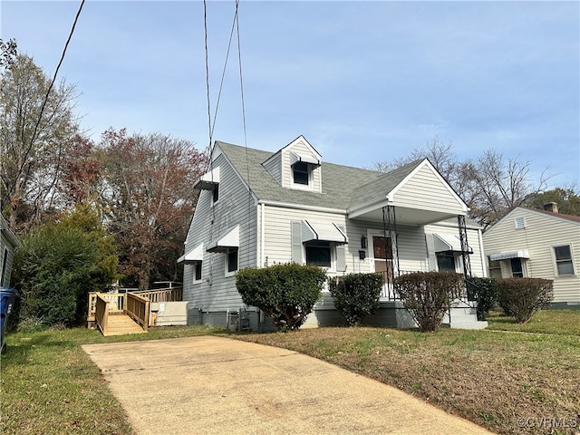 view of front of property featuring a front lawn