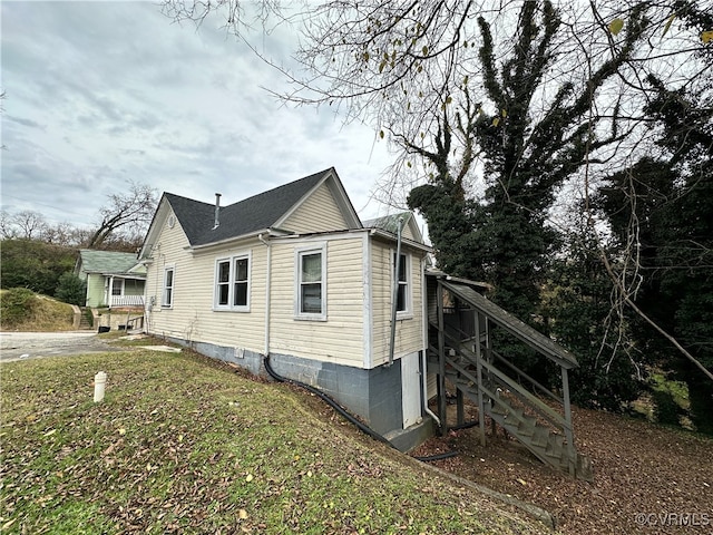 view of side of property featuring a yard