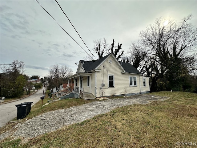 view of side of property featuring a lawn