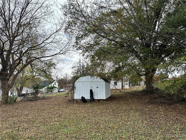 view of yard featuring a shed