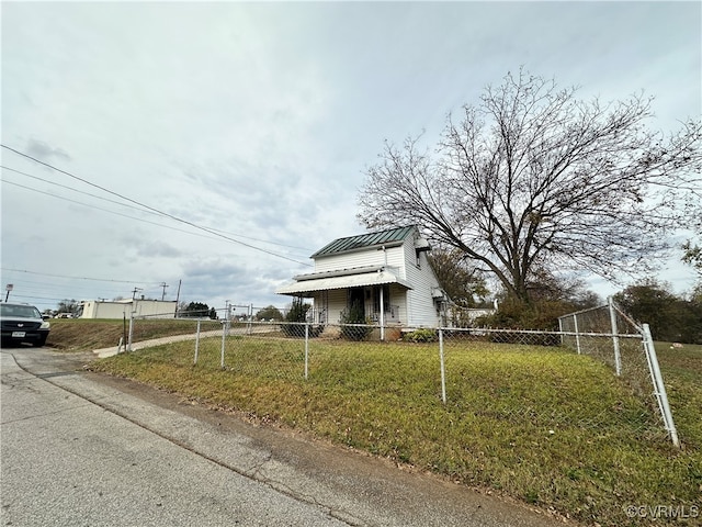 view of front of property featuring a front yard