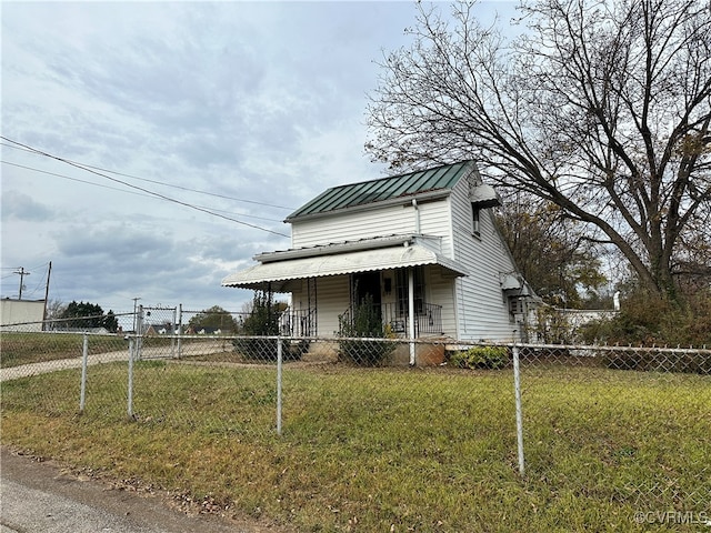 view of front of house featuring a front yard