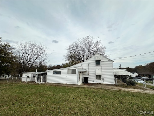 view of front of property featuring a front lawn