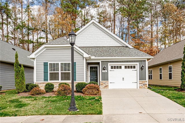 view of front of house featuring a garage and a front yard