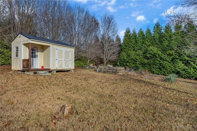 view of yard with a shed