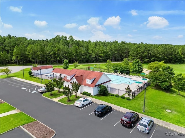 birds eye view of property featuring a forest view