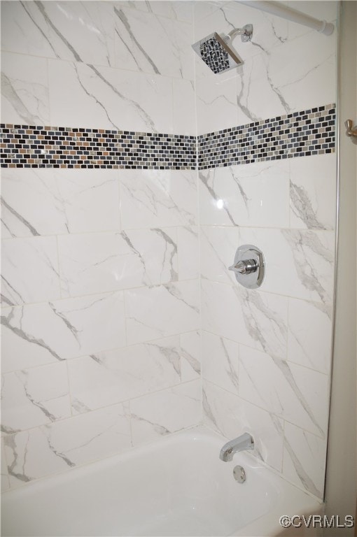 bathroom featuring tiled shower / bath combo