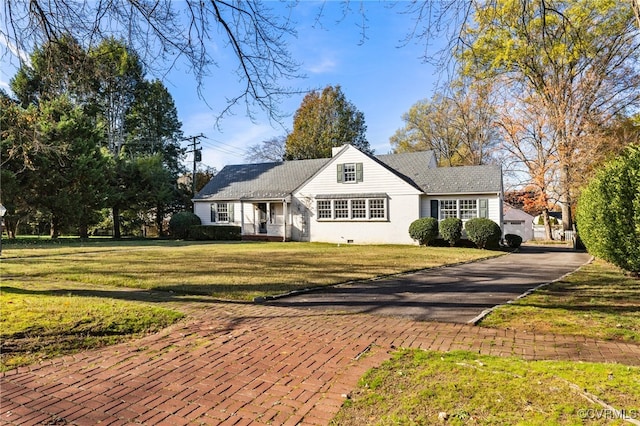 view of front of property featuring a front lawn