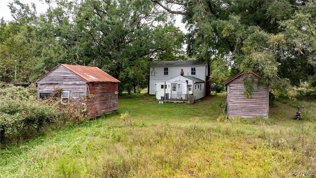 view of yard featuring a storage unit