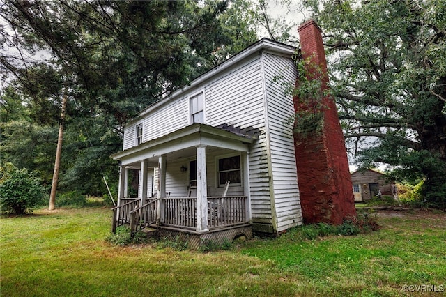 view of front of house featuring a front yard and covered porch