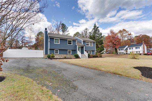 bi-level home featuring a front yard