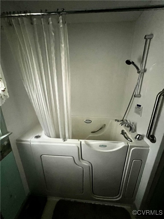 bathroom featuring shower / tub combo with curtain