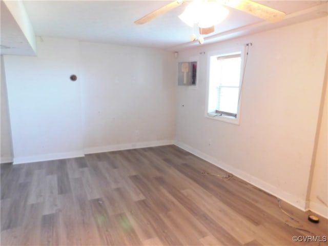 spare room with dark hardwood / wood-style floors and ceiling fan