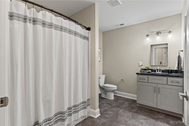 bathroom featuring a shower with shower curtain, vanity, and toilet