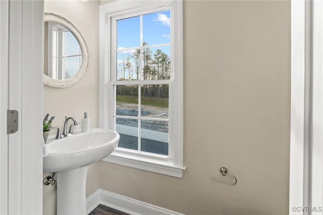 6416 Sanford Springs Cv, Midlothian, VA 23112 - bathroom with baseboards and a sink