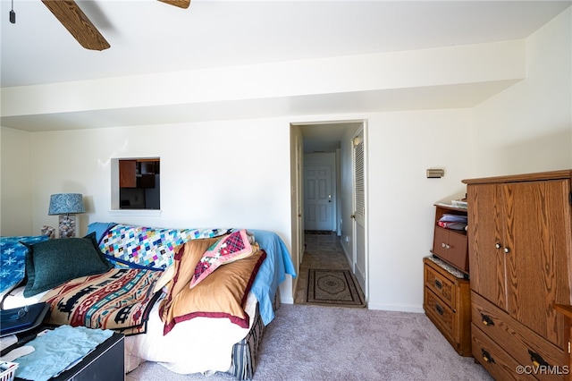 carpeted living room featuring ceiling fan